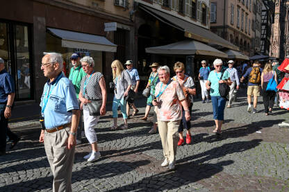 Strasbourg, Francuska: Ljudi šetaju ulicom. Turisti i građani u centru grada.