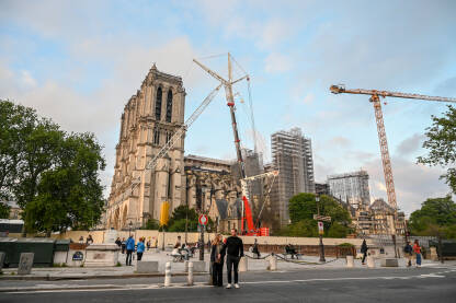 Pariz, Francuska: Katedrala Notre Dame u obnovi nakon požara. Srednjovjekovna katolička katedrala posvećena Djevici Mariji. Dizalice i skele na gradilištu.
