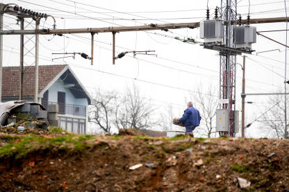 Covjek sanira stetu poslije poplava u Jablanici