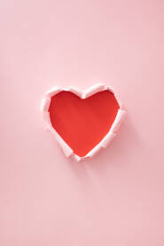 Crveno srce od papira. Dan zaljubljenih / Valentinovo