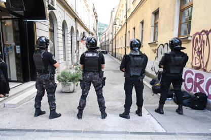 Specijalne policijske snage na barikadi na ulici. Naoružani policajaci na skupu. Tim interventne policije u gradu.