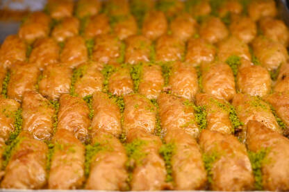 Baklava s pistacijama. Tradicionalna turska baklava s pistacijama.