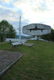 Spomenik i spomen-kosturnica borcima NOR-a, u Vogošći, Sarajevo, izgrađeno 1969, arhitekti Zlatko Ugljen i Petar Krstić