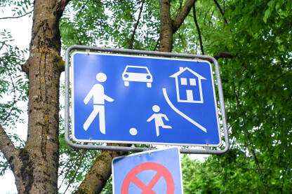 Saobraćajni znak za igralište. Znak: Djeca se igraju. Uspori.