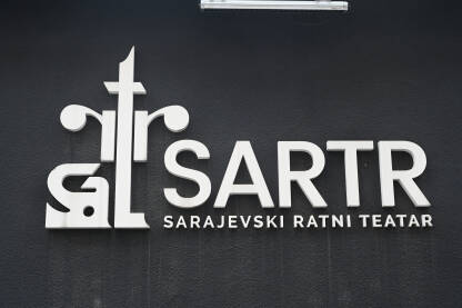 Znak Sarajevskog ratnog teatra na zgradi. SARTR je globalno prepoznat kao simbol duhovnog i kulturnog otpora tokom opsade Sarajeva.