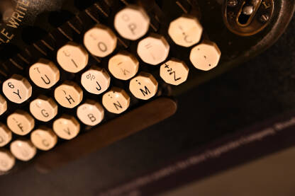 Stara mašina za kucanje. Retro pisaća mašina. Tipke na mašini za pisanje.