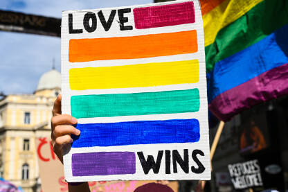 LGTBIQ protest. Parole i baneri na Povorci ponosa. Ljubav pobjeđuje.
