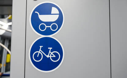 Simbol dječjih kolica i bicikla u vozu. Simbol: Mjesto rezervirano za bicikliste i osobe sa dječjim kolicima.