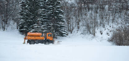 Zimska služba za čišćenje snijega, grtalica na cesti