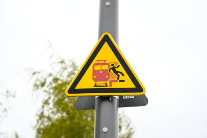 Znak: Opasnost od pada na željezničku prugu. Željeznička stanica. Symbol nadolazeći voz.