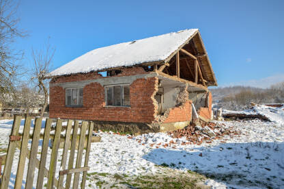 Kuća oštećena u zemljotresu. Porušena kuća u Majskim poljanama nakon jakog potresa. Zemljotres u Hrvatskoj 2020. godine.