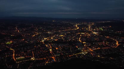 Banja Luka, panoramski snimak grada u predveče sa upaljenom rasvjetom
