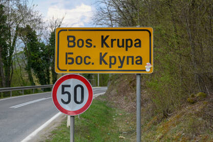 Tabla sa natpisom Bosanska Krupa, Federacija Bosne i Hercegovine. Saobraćajni znak na ulazu u grad.