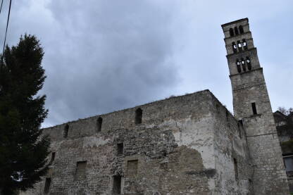 Toranj svetog Luke u Jajcu je srednjovjekovni spomenik, jedna od mnogih turističkih destinacija u ovom gradu. Mjesto na kojem je krunisan posljednji bosanski kralj.