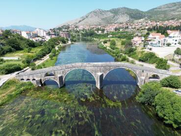 Arslanagića most u Trebinju. Stari kameni most preko rijeke Trebišnjice koji se nalazi na listi nacionalnih spomenika Bosne i Hercegovine. Snimak iz vazduha