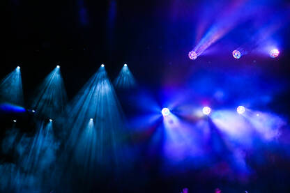 Svjetla na bini. Svjetla i dim na pozornici tokom muzičkog festivala. Reflektori i svjetla na koncertu.