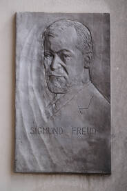 Ploča na stambenoj zgradi u Splitu u kojoj je boravio Sigmund Freud
