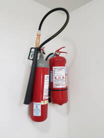 Aparati za gašenje požara - 9 kg prah ABC i na ugljen dioksid. Ručni aparati za gašenje različitih vrsta požara, sa mlaznicama i uputstvom za upotrebu.