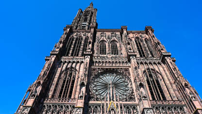 Strazbur, Francuska: Katedrala Gospe od Strazbura ili Cathédrale Notre-Dame de Strasbourg. Katolička katedrala u centru grada.