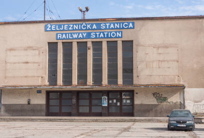 Željeznička stanica Zenica u zapušteno stanju. Voz, vozovi, željeznica, željeznički transport.