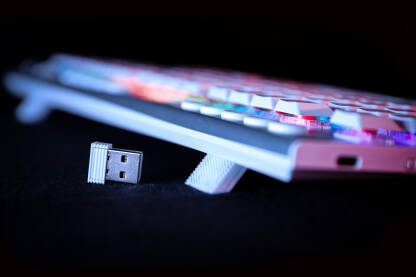 Bijeli USB u fokusu sa tastaturom u pozadini