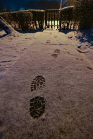 Trag stopala u snijegu, na stazi
