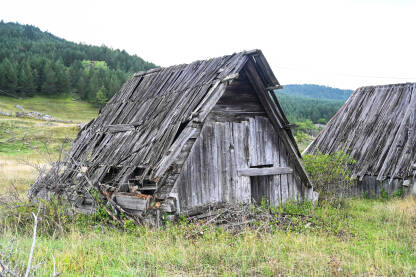 Stara ruševna drvena kuća na planini.