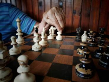 Igra koja razvija moždane vijuge.
Nastala je u Indiji, u igru su uključena dva igrača. Sastoji se od table i figura.