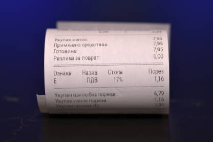 Makro fotografija fiskalnog računa sa plavim osvjetljenjem u pozadini