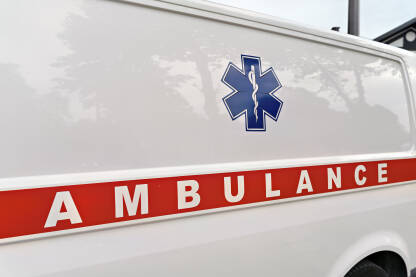 Vozilo hitne medicinske pomoći, označeno sa natpisom "Ambulance".