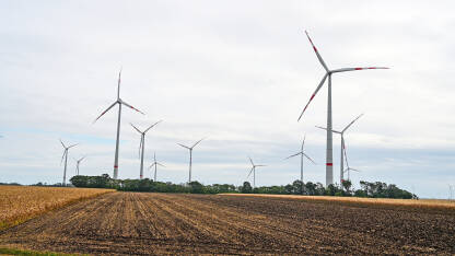 Vjetrenjača u polju po oblačnom danu. Proizvodnja električne energije.