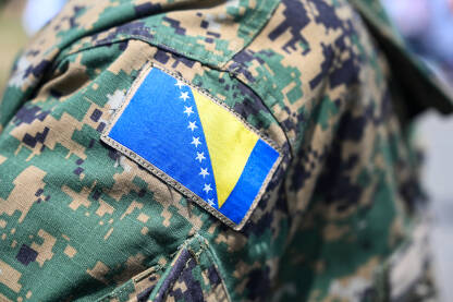 Oružane snage Bosne i Hercegovine. OSBiH. Zastava na maskirnoj uniformi. Grb na ramenu vojnika tokom službene ceremonije.