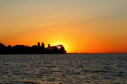 Zalazak sunca iznad jezera.