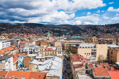 Panorama starog dijela grada Sarajeva, sa pogledom na Ferhadiju, glavnu ulicu koja vodi ka Baščaršiji i starom dijelu grada.