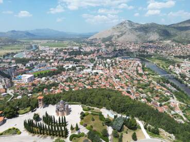 Panorama Trebinja sa Hercegovačkom Gračanicom u prvom planu. Na fotografiji se još vide uže gradsko jezgro, stadion Leotara, Arslanagića most i Popovo Polje u daljini