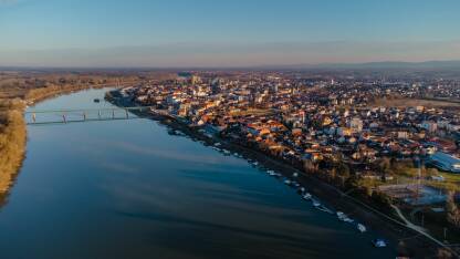 Fotografija snimljena dronom.Rijeka Sava i grad Brčko
