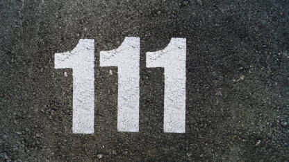 Broj 111 na asfaltu