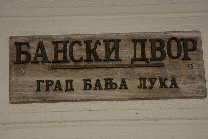 Tabla sa nazivom Banski Dvor, grad Banja Luka.