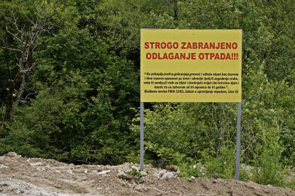 Tabla upozorenja, zabranjeno bacanje smeća Strogo zabranjeno odlaganje otpada. Tabla upozorenja na, rijeci Doljanci, pritoci rijeke Neretve.