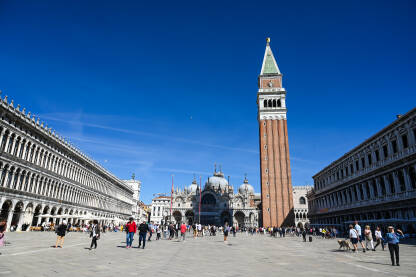 Venecija, Italija: Ljudi šetaju glavnim trgom. Trg sv. Marka ili Piazza San Marco. Popularno turističko odredište.