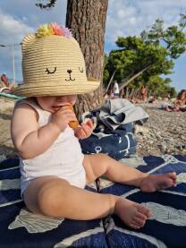 Beba na plaži gricka plazmu