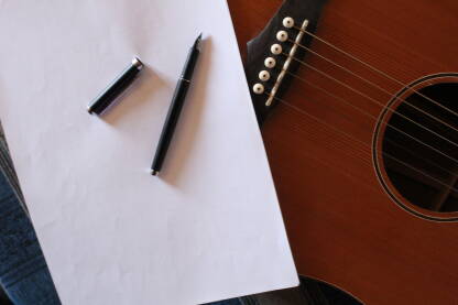 Gitara,papir i naliv pero