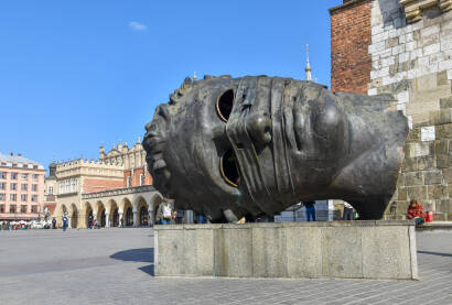 Skulptura poznata pod nazivom Glava, ali izvornog imena Eros s povezom preko očiju (Eros Bendato), djelo je poljskog umjetnika Igora Mitoraja. Postavljena je u centru Krakova u Poljskoj.