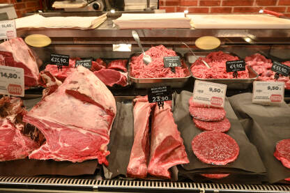 Svježe meso izloženo u trgovini. Sirovo meso za prodaju u hladnjaku u supermarketu. Goveđe meso u mesnici.