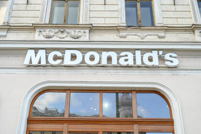 McDonalds znak na zgradi. Lanac brze hrane.