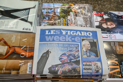 Pariz, Francuska: Dnevne i sedmične novine na kiosku. Časopisi izloženi u radnji, krupni plan. Štampa u Francuskoj.