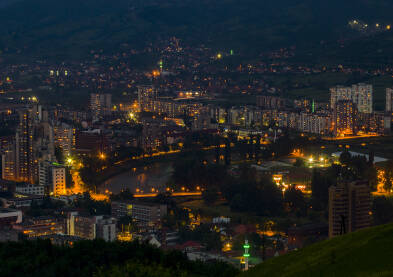 Noćni pogled na grad Zenicu sa južne strane grada. Arhitektura. Ljetna noć