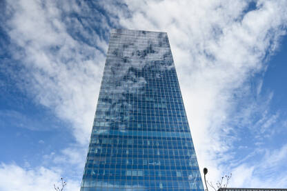 Staklena fasada na zgradi u gradu. Moderni neboderi u Briselu, Belgija.