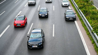 Automobili se kreću autocestom tokom gužve. Vozila na autocesti. Kretanje automobila. Saobraćajna gužva. Prevoz.