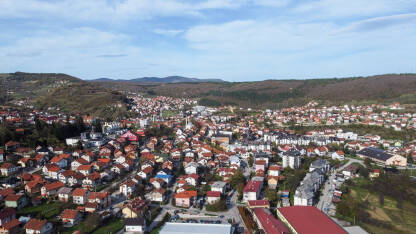 Mrkonjić Grad, Bosna i Hercegovina, snimak dronom. Zgrade, ulice i kuće. Panorama grada.